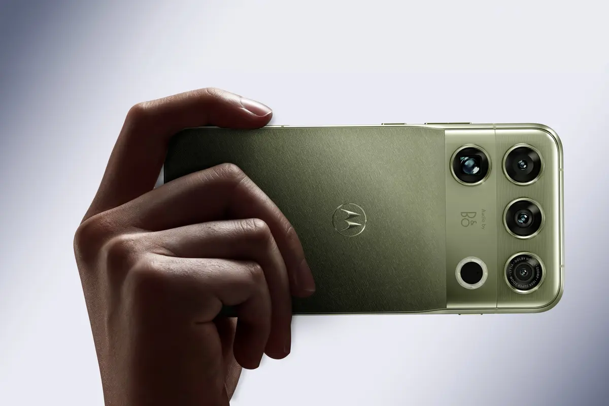 Motorola ukázala mobil s 200Mpx periskopem. Extrémní výkon chladí diamantový gel