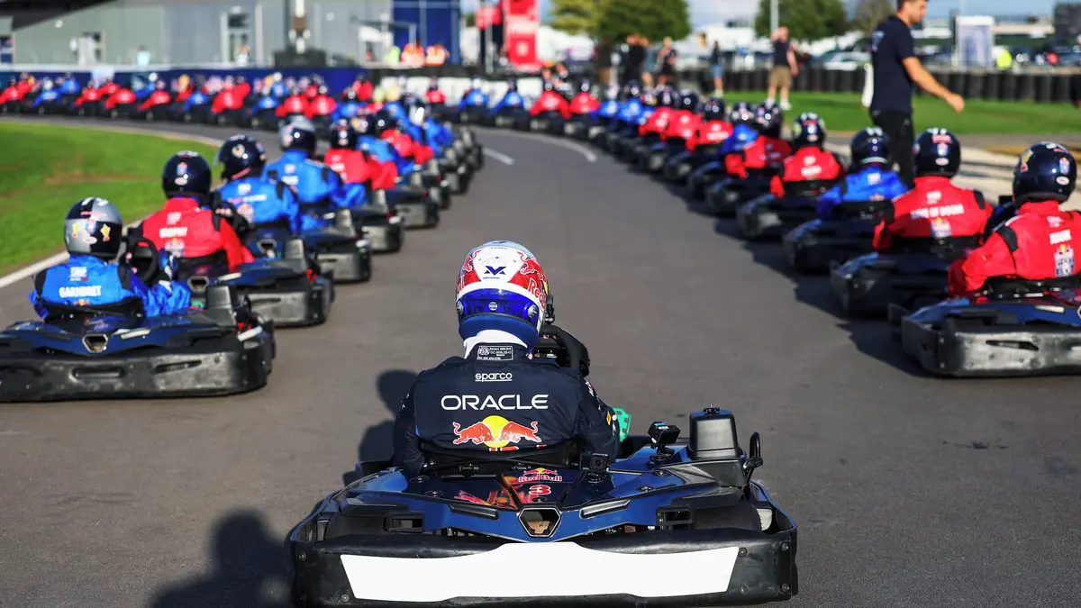 Max Verstappen porazil 100 vyzyvatelů na motokárách, stačilo mu 35 minut