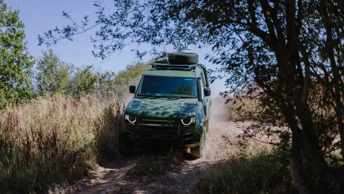 Nový Land Rover Defender se ukázal v armádní verzi