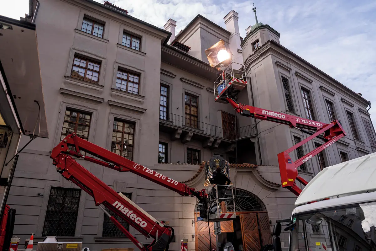 FOTO: Netflix obsadil centrum Prahy. Natáčí tam nový seriál podle Dana Browna