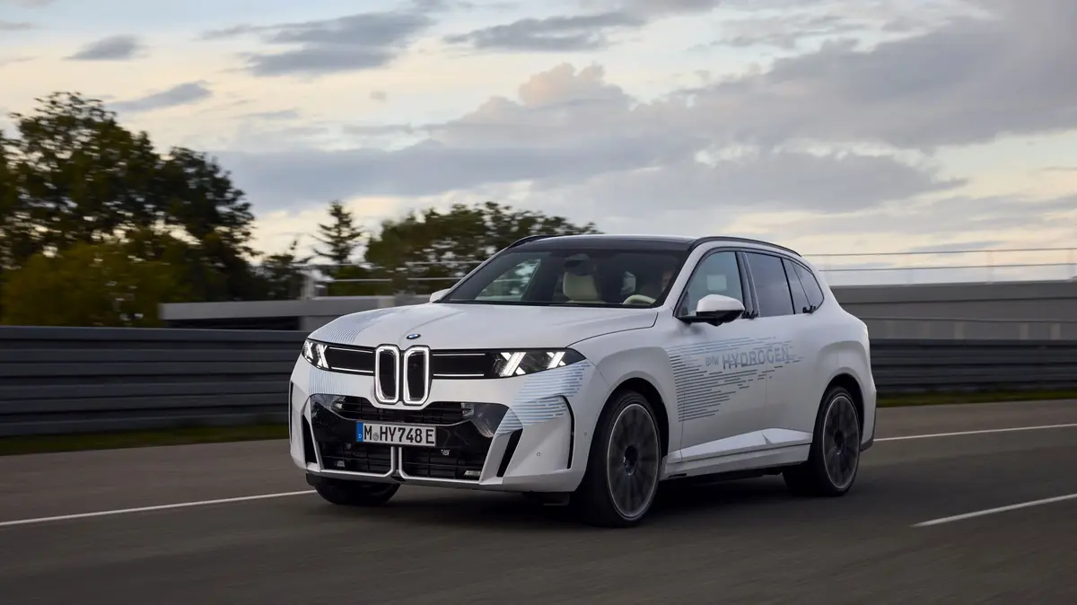 Vodíkové BMW iX5 se ukázalo bez maskování. Tankovat má pět minut