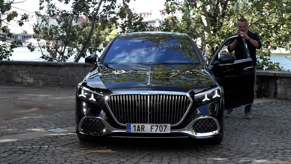 Tři mercedesy objíždějí svět. V Praze se zastavily na cestě dlouhé přes 60 tisíc kilometrů
