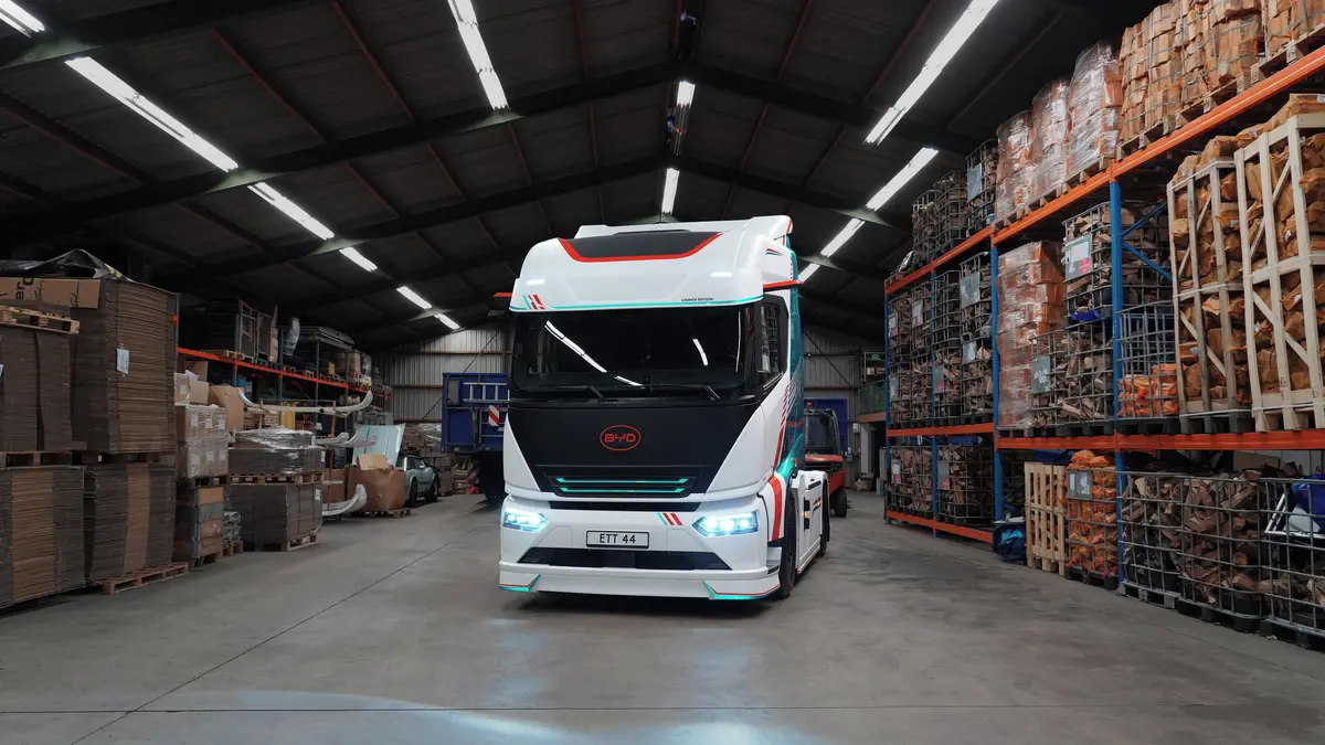 BYD míří do Evropy s elektrickým tahačem, parametry překoná Teslu Semi
