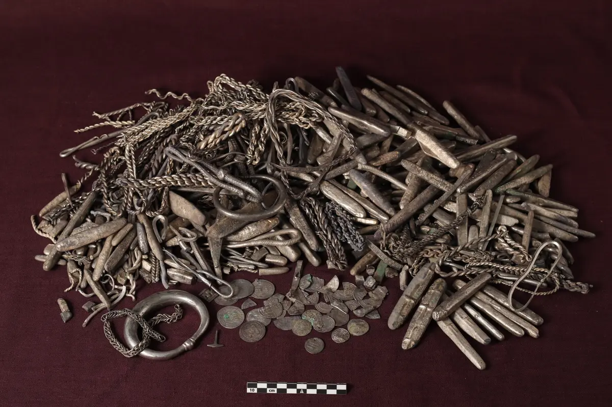Dán vykopal na zahradě obrovský stříbrný poklad z vikingské éry