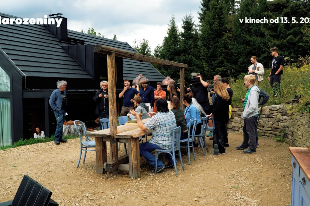 Osm lidí zavřených v beskydské chalupě. Jan Hřebejk představuje nový film Narozeniny