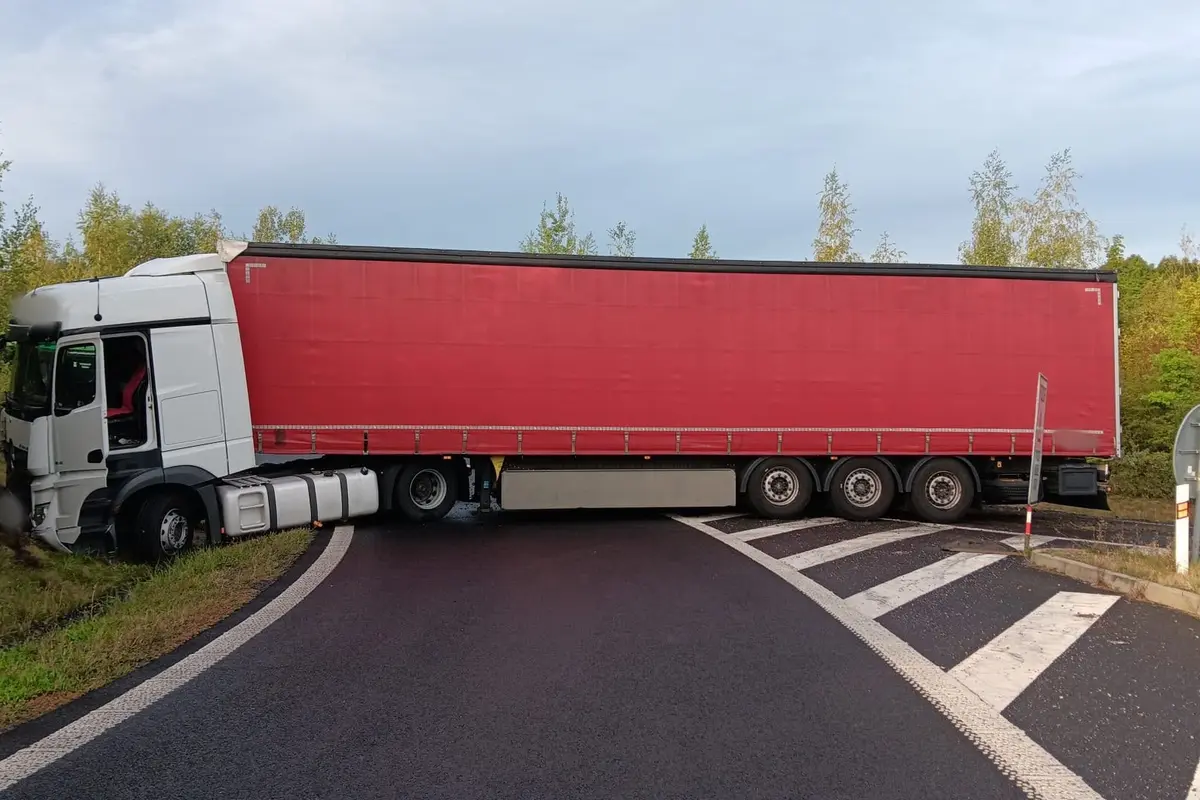 Havarovaný kamion zablokoval sjezd i nájezd u D7 na Chomutovsku