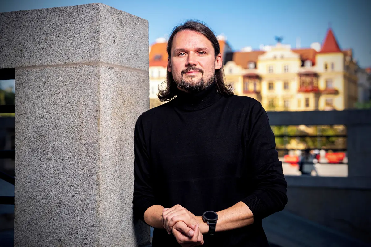 Firmy si s AI teprve hrají, ale mladé lidi už začíná poškozovat, varuje expert