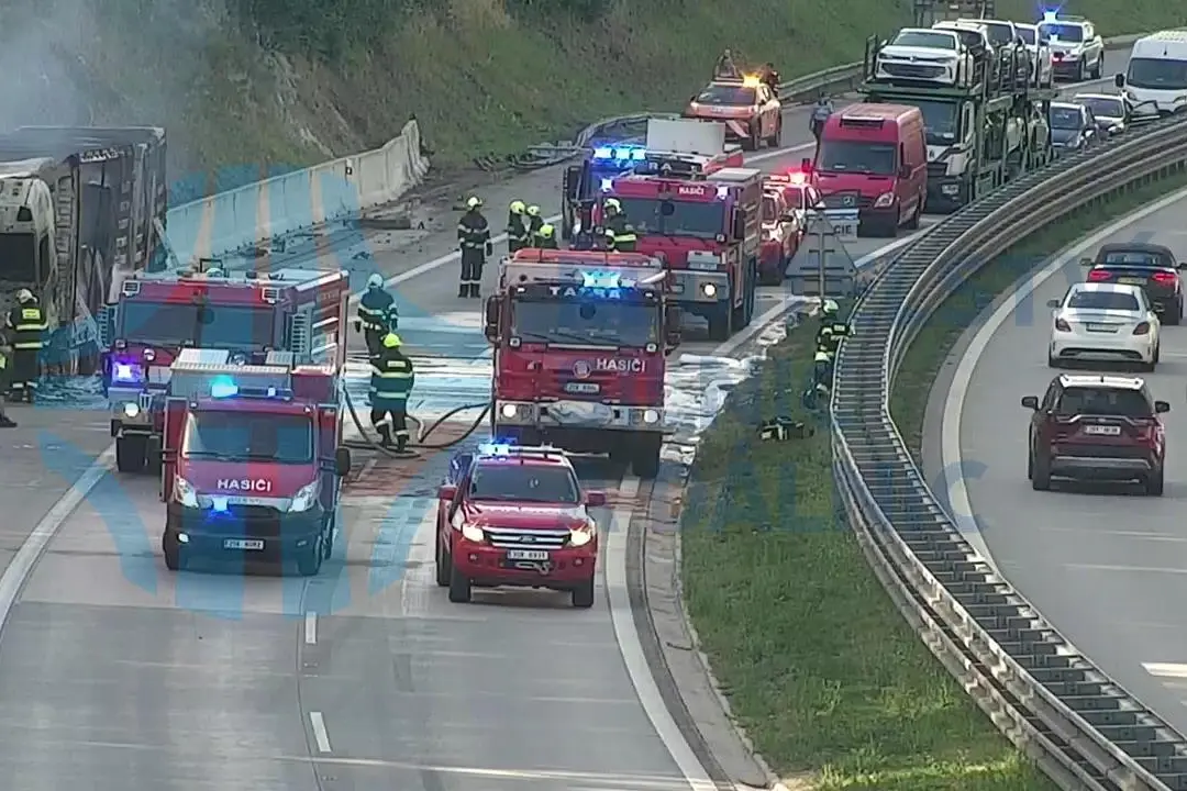Dálnice D1 stojí kvůli hořícímu kamionu