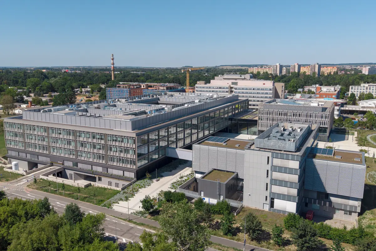 Lékařská a farmaceutická fakulta v Hradci Králové působí v novém společném objektu za 7,2 miliardy Kč