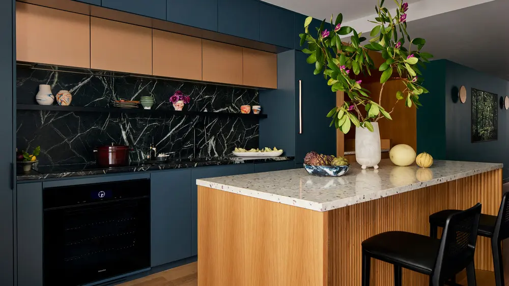 Newyorský triplex se barev nebojí. Má lesní tapety, měděnou vanu i schovanou chobotnici