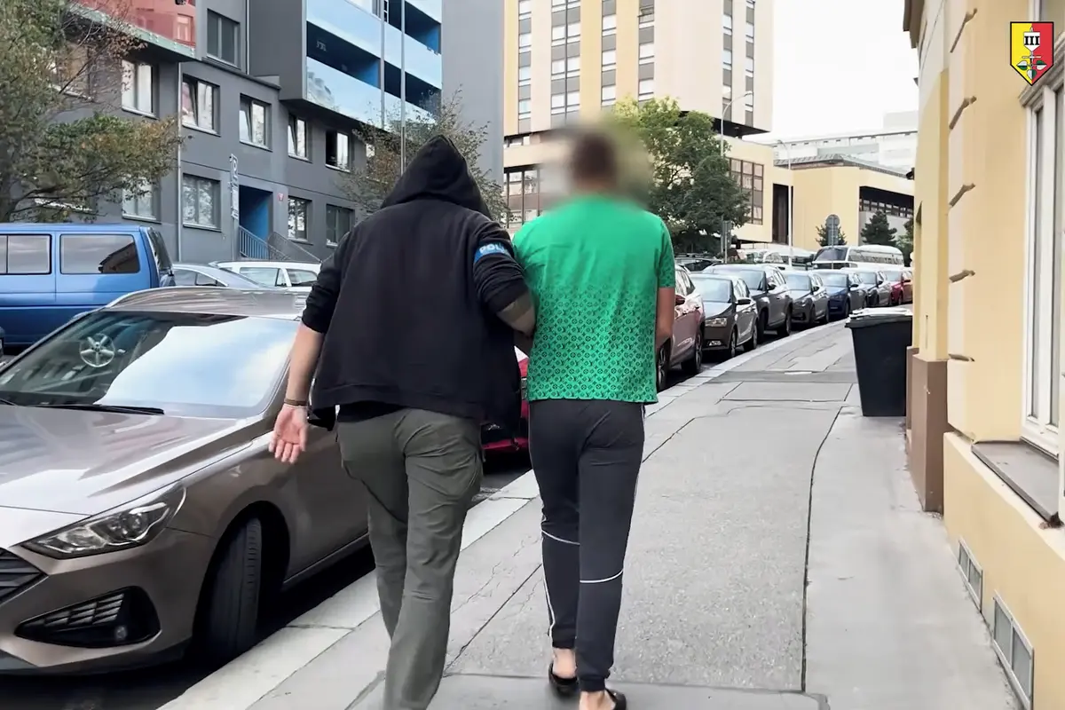 Sekuriťáka z mučírny pro bezdomovce v Praze zatkla policie. Hrozně se divil