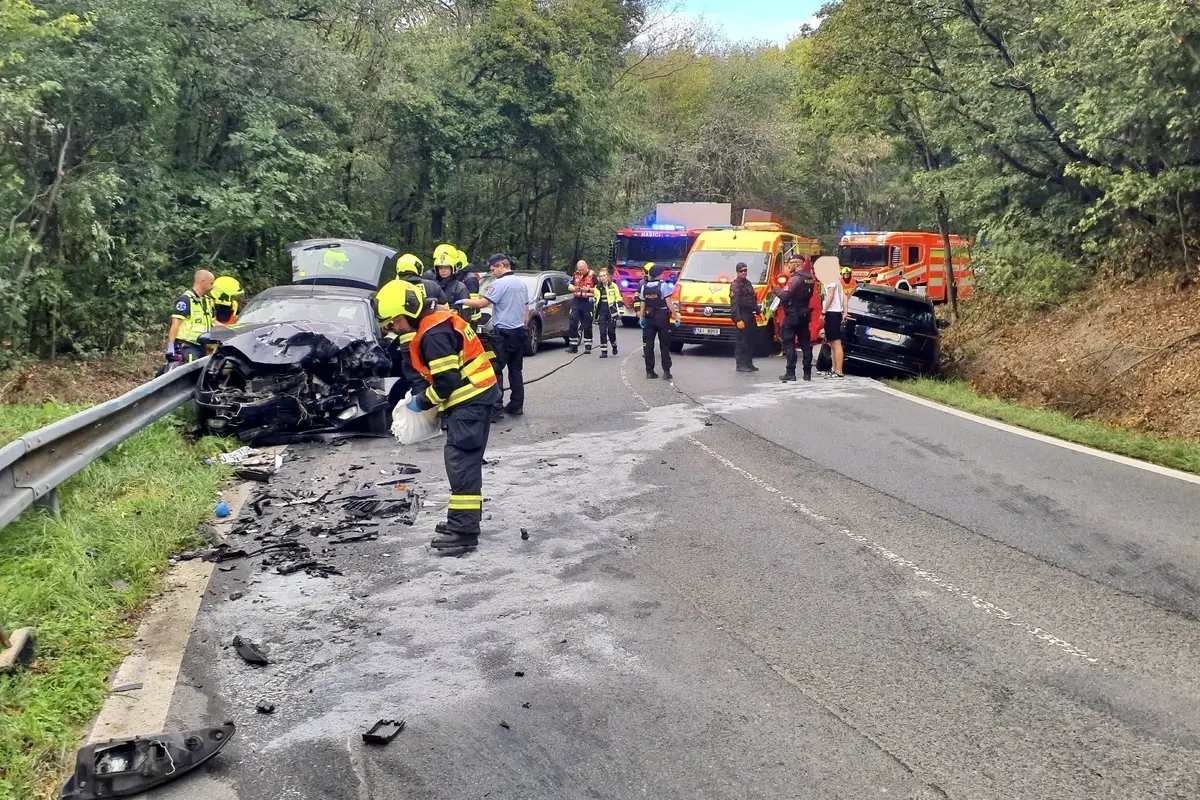 Na okraji Prahy se čelně střetla dvě osobní auta. Dva zranění