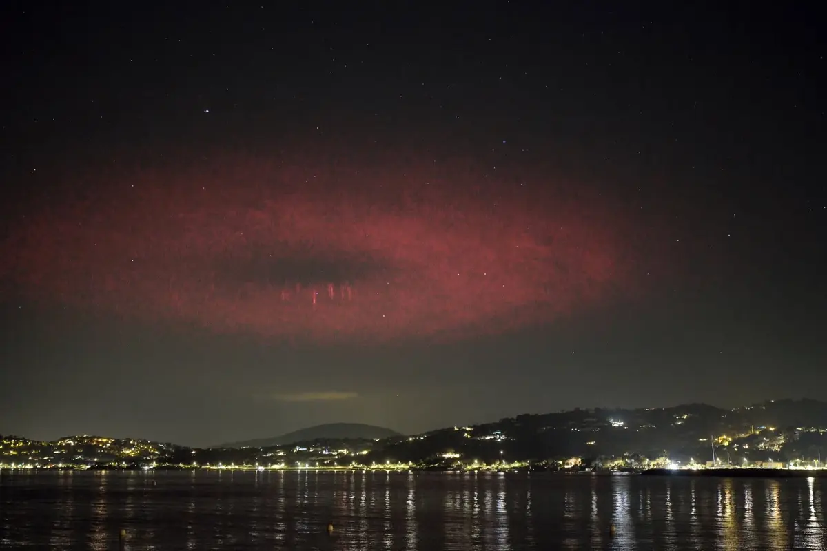 Fotografovi z Francie se podařilo zachytit vzácný druh blesku vzdálený stovky kilometrů