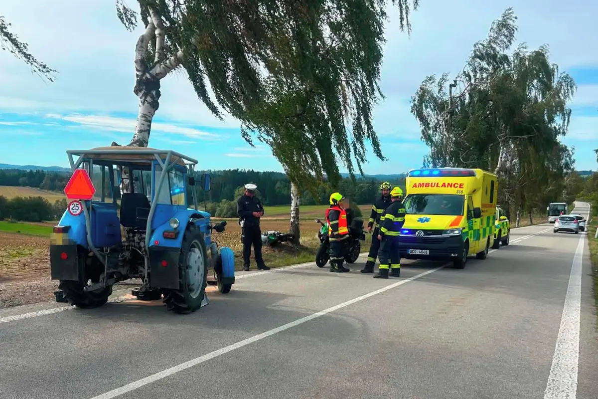 Motorkář na jihu Čech předjížděl traktor. Po srážce utrpěl mnohačetná zranění