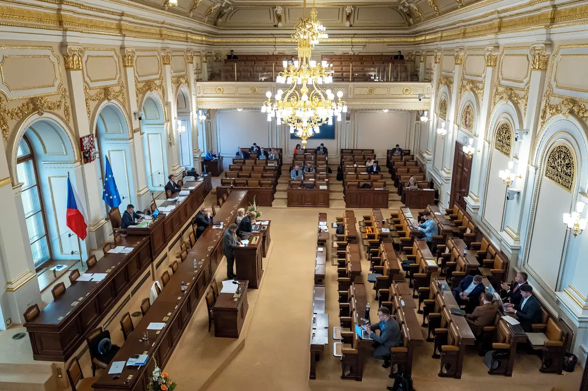 Poslanci jednají na mimořádné schůzi o vyslovení nedůvěry vládě