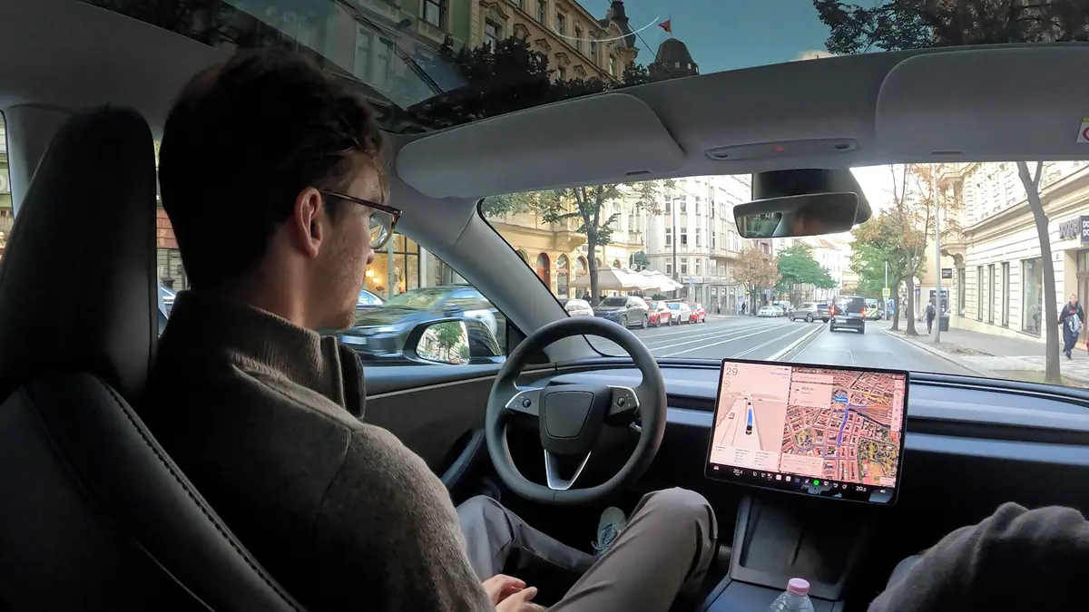Troubili na nás, ale zip i policii Tesla zvládla. Vyzkoušeli jsme čerstvě legálního Autopilota v Praze