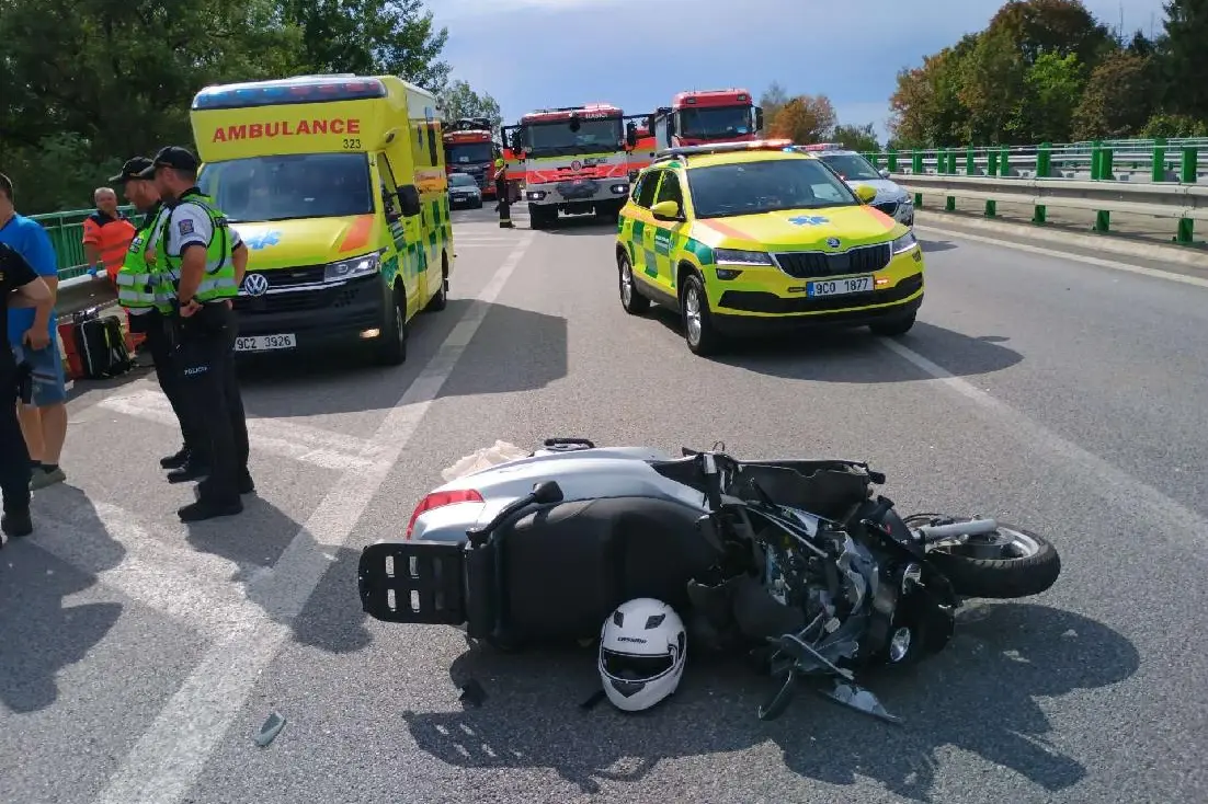 Na Jindřichohradecku se srazilo auto se skútrem, na místo letěl vrtulník