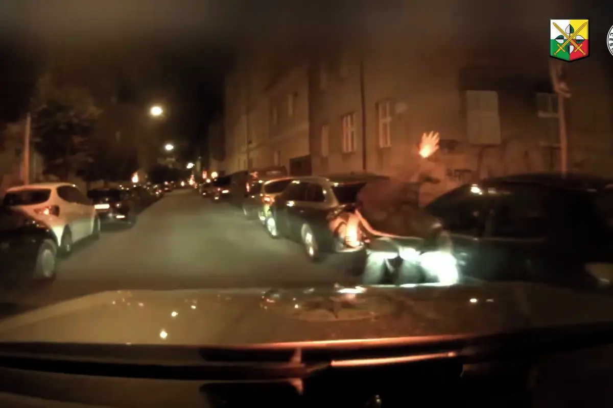 Policisté pronásledovali zdrogovaného motorkáře noční Plzní