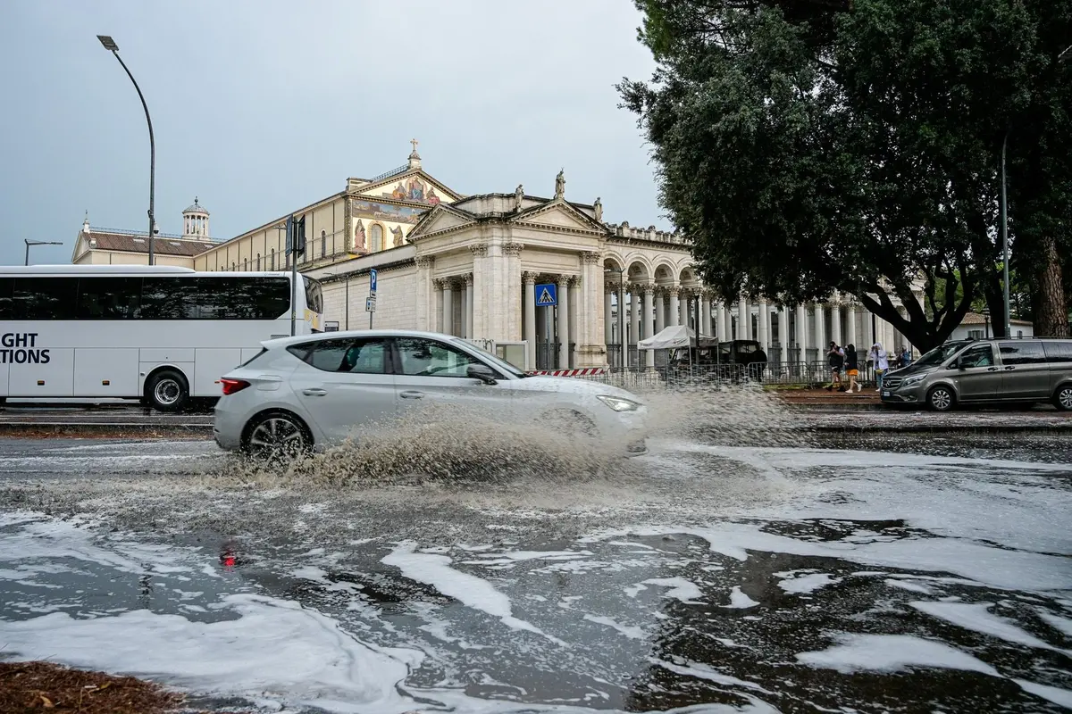 Z ulic se staly řeky. Oblíbená severoitalská letoviska postihly záplavy