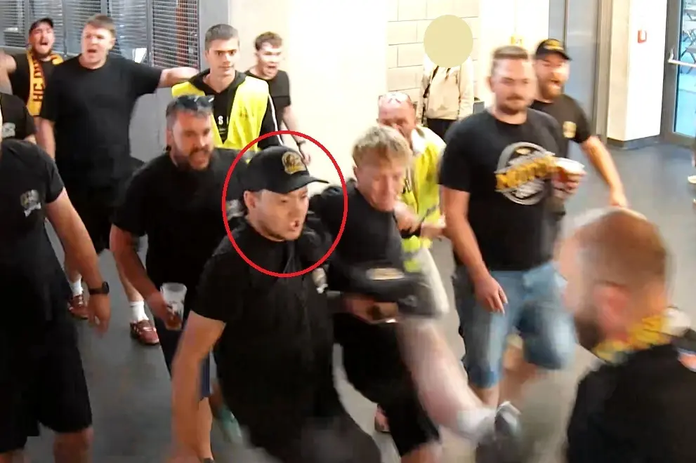 Po násilnostech na hokeji v Jihlavě hledá policie muže z fotografie