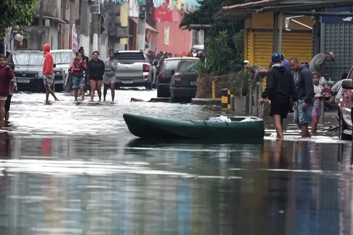 Rekordní deště zaplavily São Paulo. Lidé se ulicemi pohybují na člunech