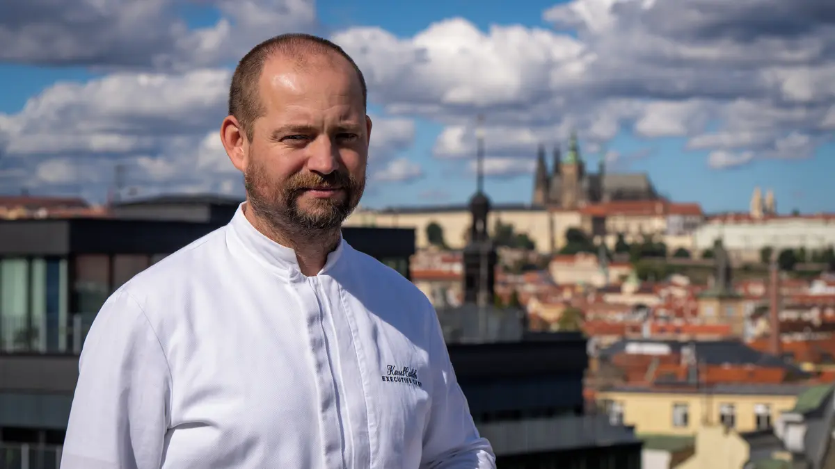 Učil se po boku legendárního Itala, těží z francouzské praxe, ale za jídlem létá jinam