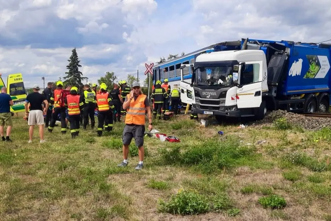 Osm zraněných po střetu vlaku s popelářským vozem u Prostějova