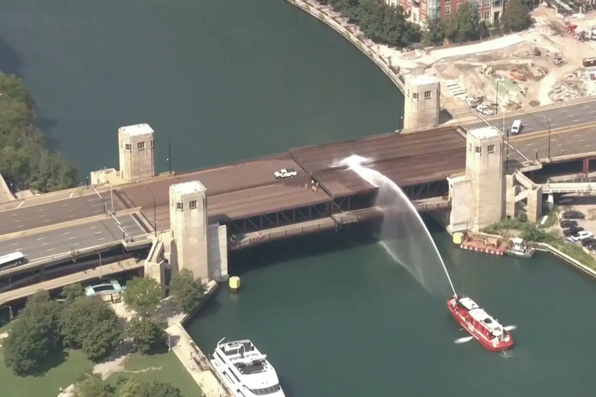 Kvůli vedrům se v Chicagu zaseknul zvedací most
