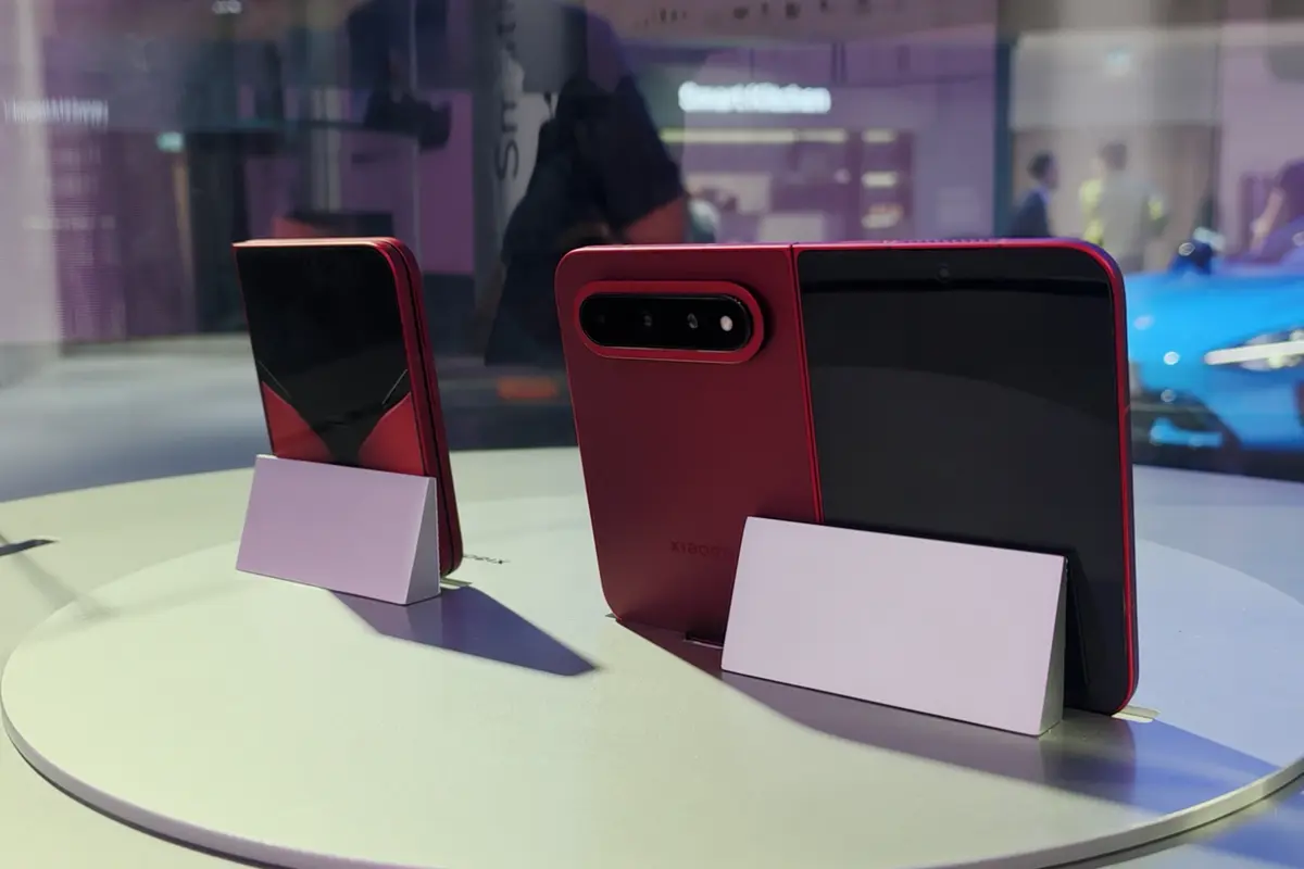 IFA 2026: Vypadá skoro jako iPhone Ultra. Číňané narychlo ukázali vlastní skládačku