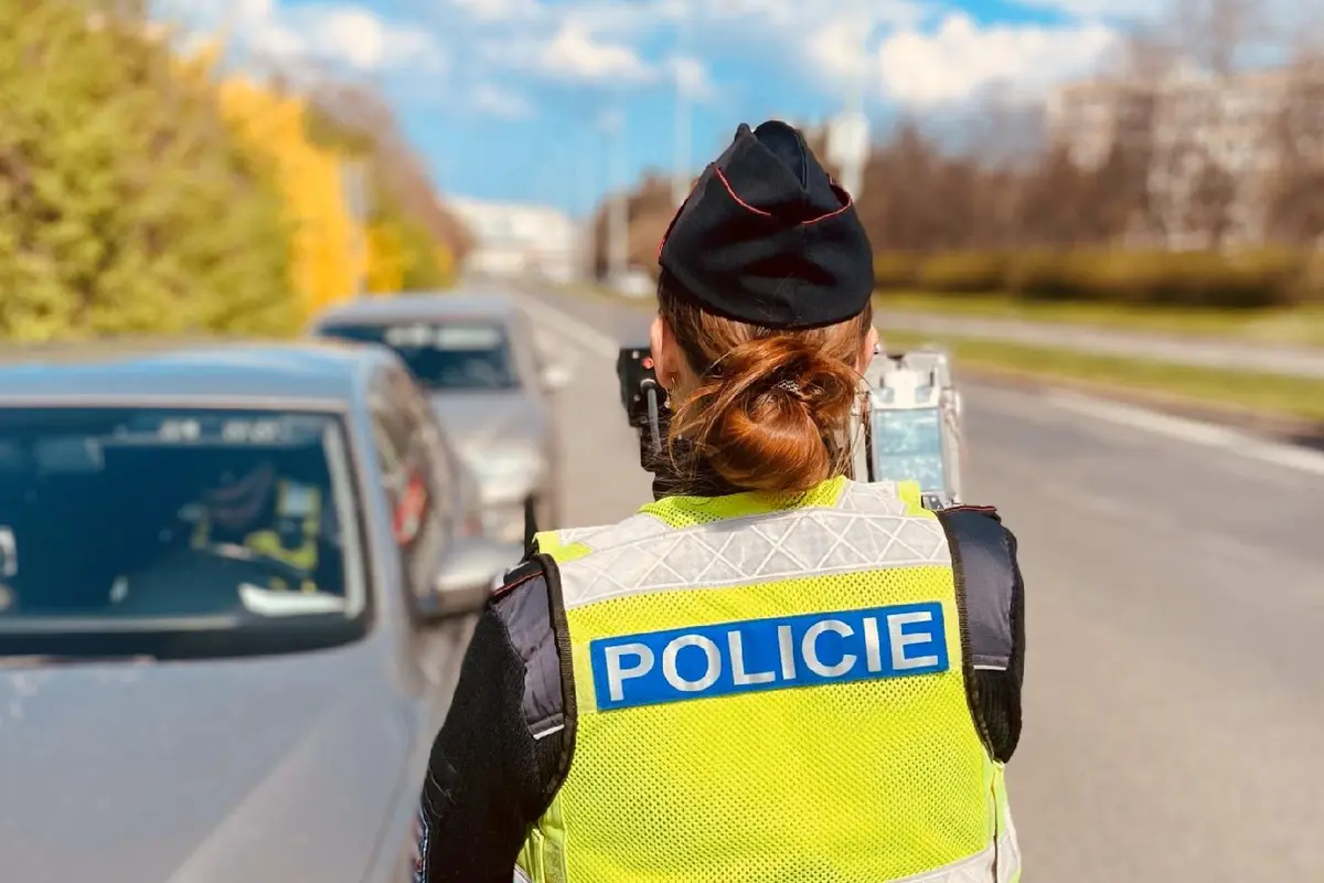 Osmnáctiletý mladík v audi projel obcí na Frýdecko-Místecku skoro stopadesátkou