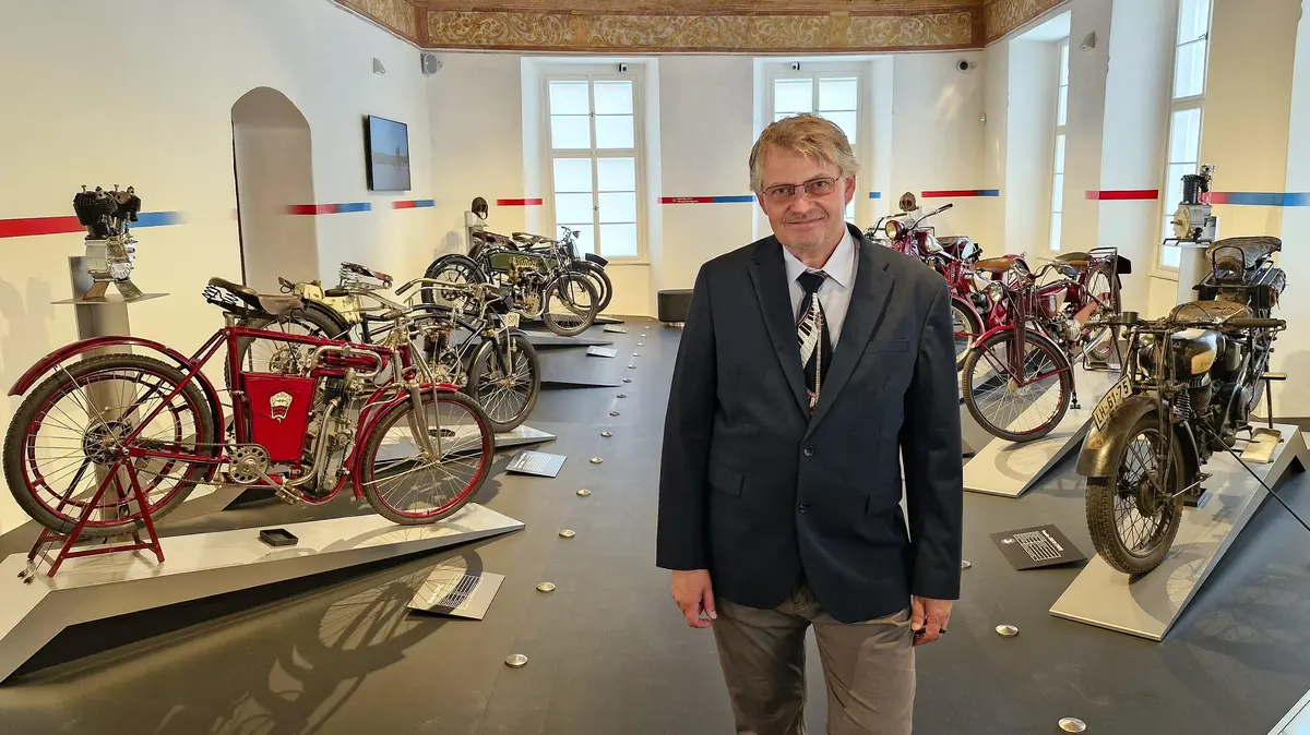 Co motocykl, to příběh. Znovuotevřený hrad Kámen ukrývá unikátní české stroje