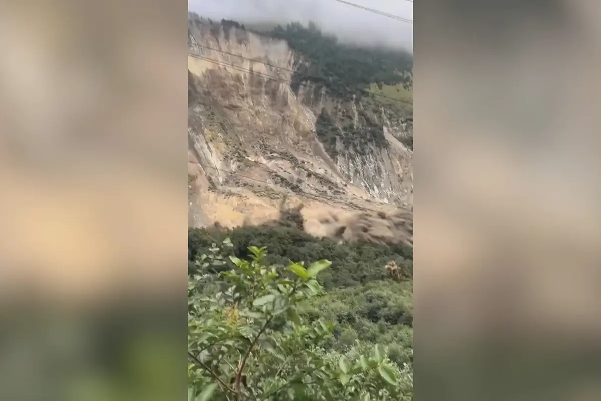 Děsivé záběry. V Nepálu se zřítila obrovská část hory