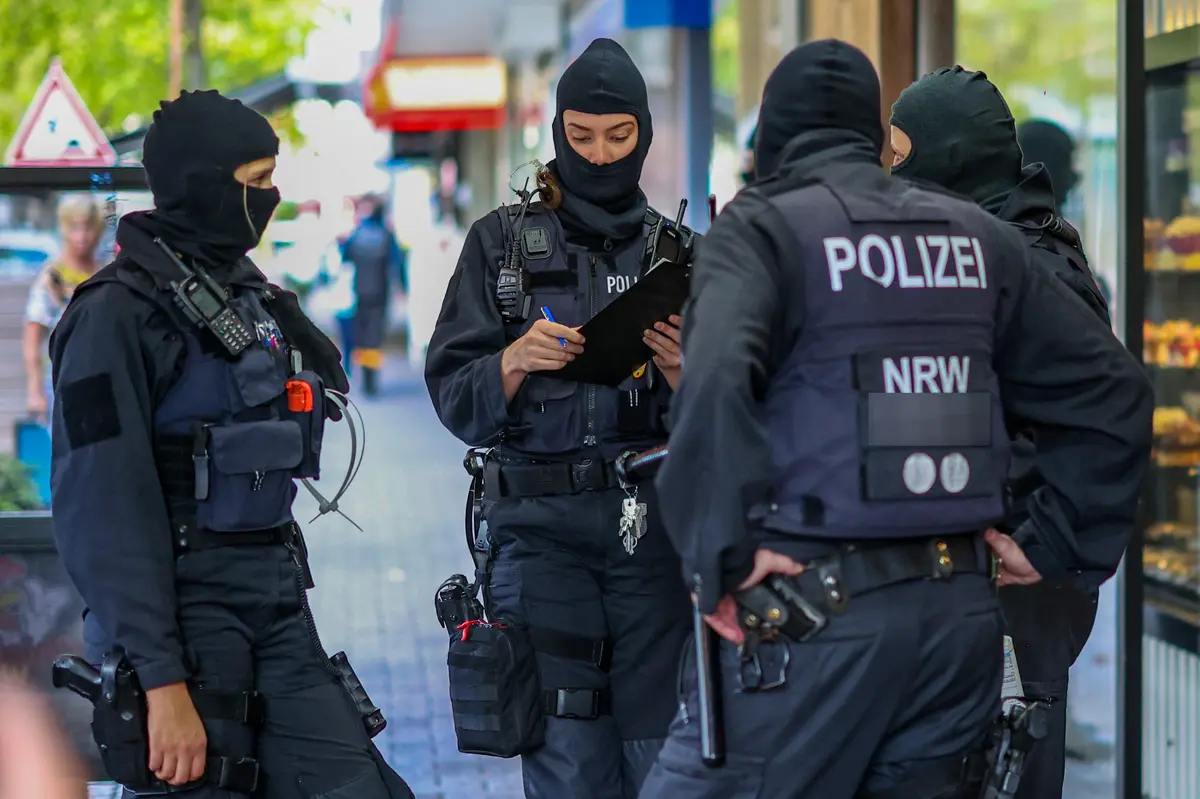 Obří zátah proti Hells Angels. Motorkářský gang přišel při razii o více než miliardový majetek