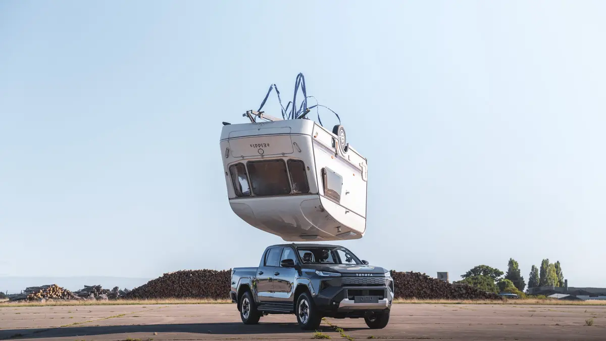 Toyota shodila na nový Hilux karavan, připomněla tak legendární test Top Gearu