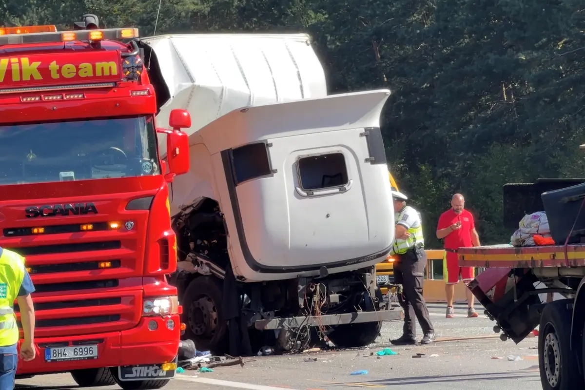 Tragická dopravní nehoda zablokovala dálnici D11, směr na Prahu byl neprůjezdný