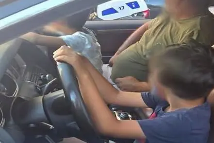 Devítiletý chlapec řídil v Marseille SUV, otec na sedadle spolujezdce mu přidržoval volant