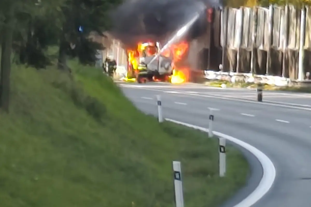 Auto na silnici u Mirošovic pohltily plameny