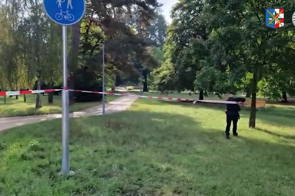 V parku v Prostějově našli mrtvého seniora, policie prověřuje podezřelé úmrtí