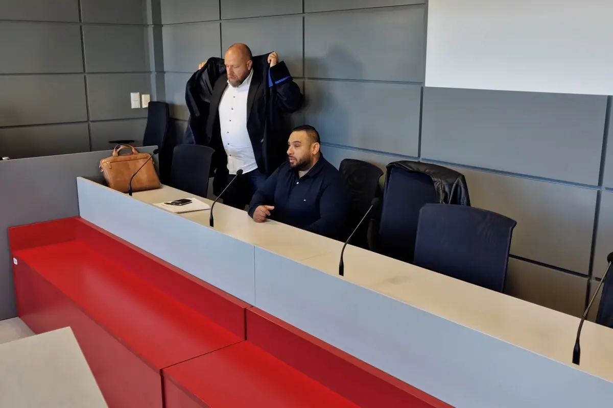 Závodního veterána nedodal, ač kasíroval miliony. Žalobce muži navrhl 6,5 roku vězení, obhajoba žádá zproštění