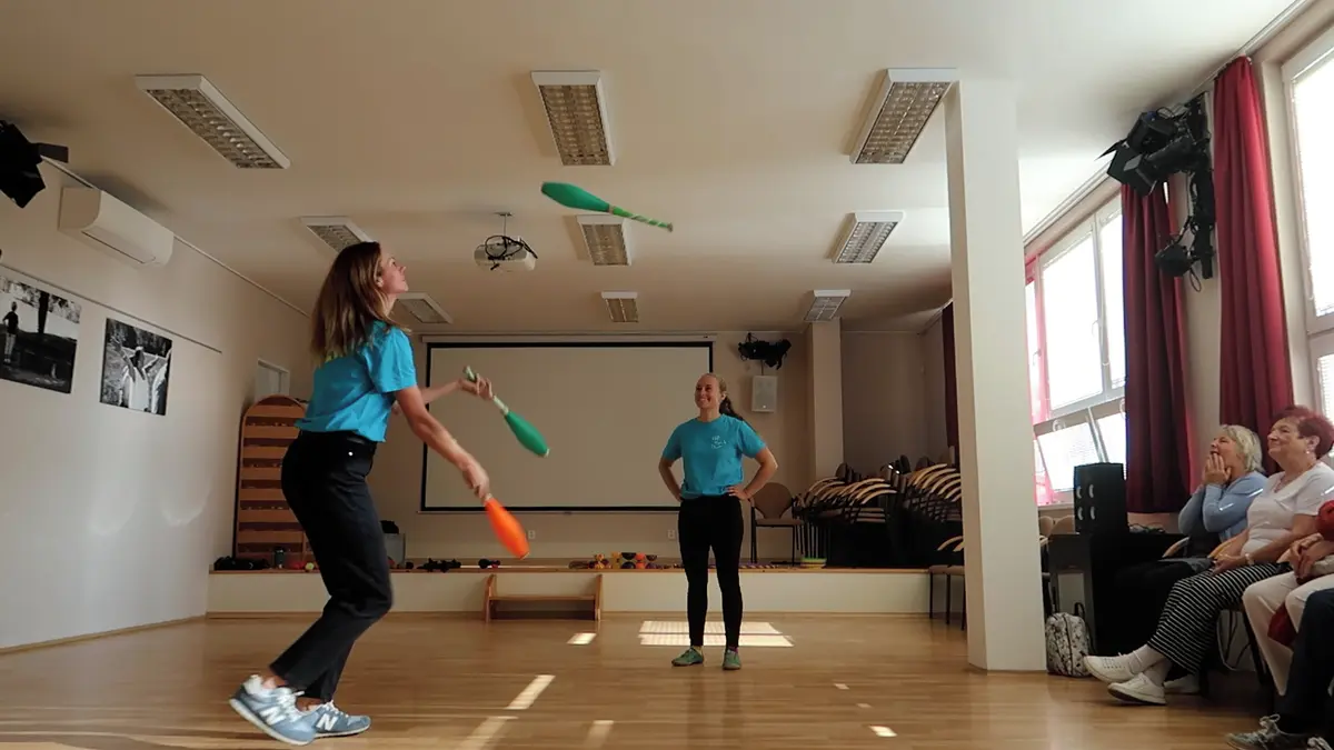 Jako děti cirkus nesnášely. Teď se seniorky učí žonglovat