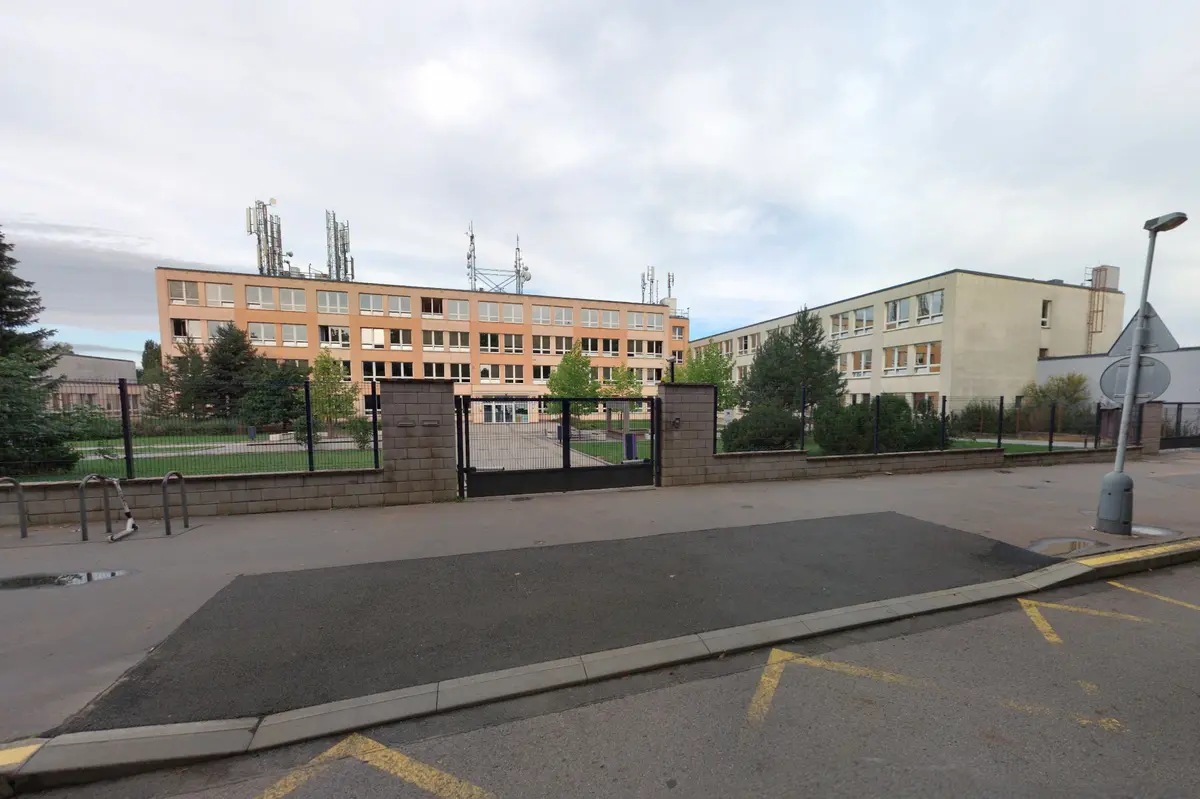 Křeče, průjem a zvracení. Několik žáků ZŠ v Újezdu nad Lesy skončilo v nemocnici