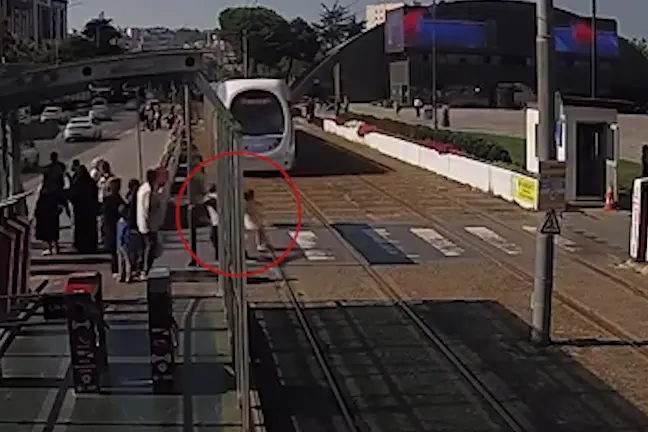 Holčička běžela přímo pod tramvaj, zachytili ji na poslední chvíli