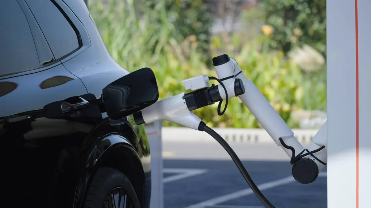 Možná už nestihnete ani kafe. Geely představuje rekordně rychlé nabíjení pod dohledem AI