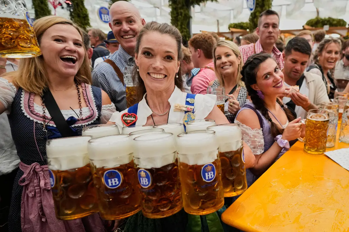 FOTO: V Mnichově začal 191. Oktoberfest. Dražší pivo davy návštěvníků neodradilo