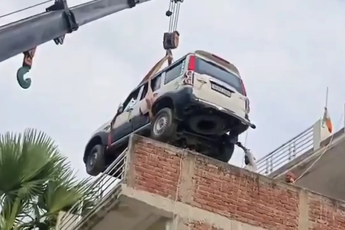 Ind se bojí o nové auto tak moc, že si jej nechal zaparkovat na terase ve druhém patře