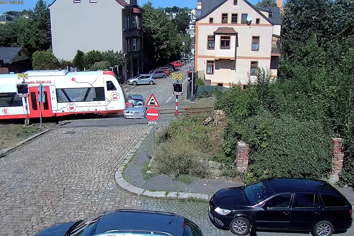 Ani vážné nehody řidiče neodradily. Dál hazardují na nebezpečném přejezdu v Jablonci