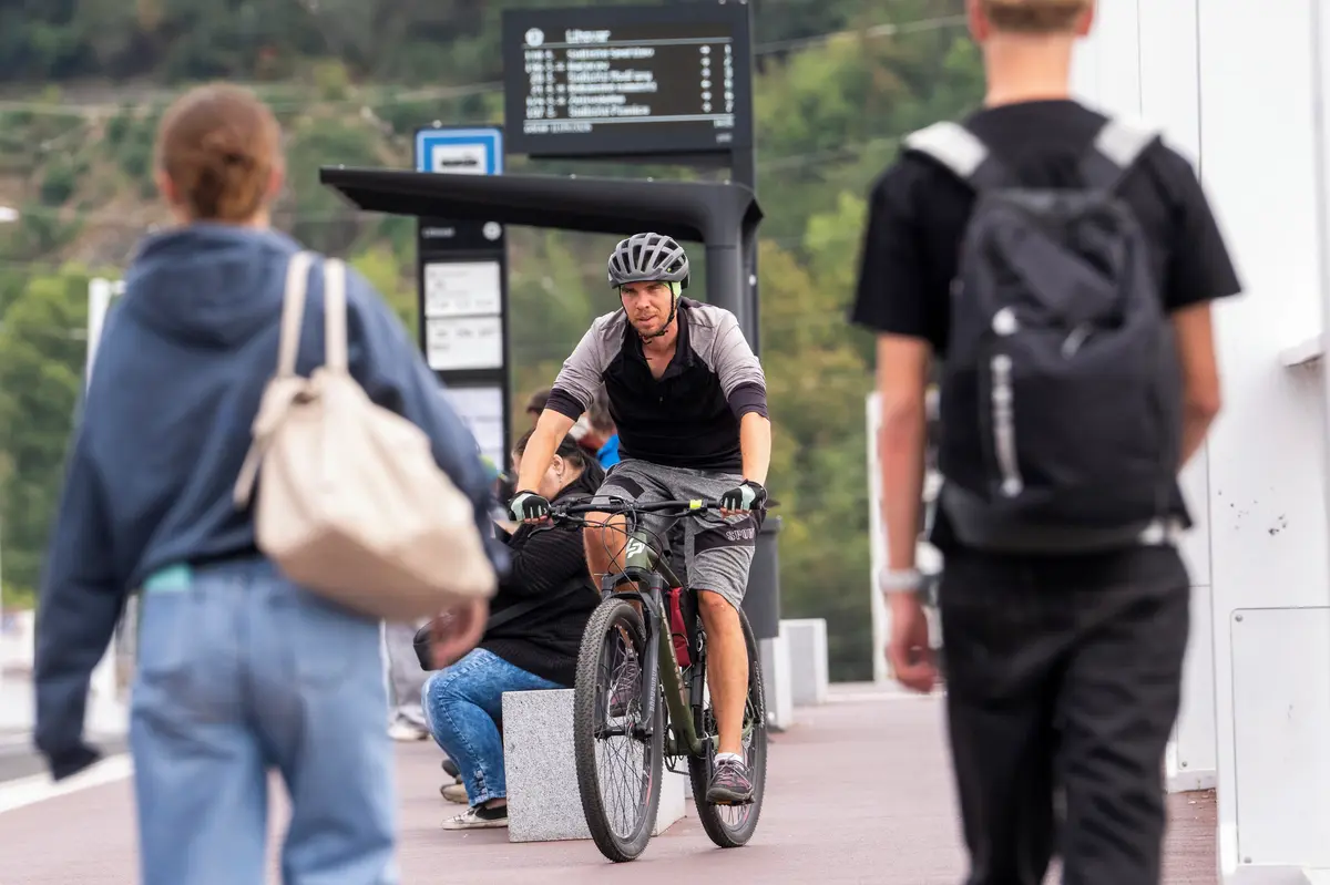 FOTO: Dvorecký most pro cyklisty? Pošle vás na přechody a mezi koleje