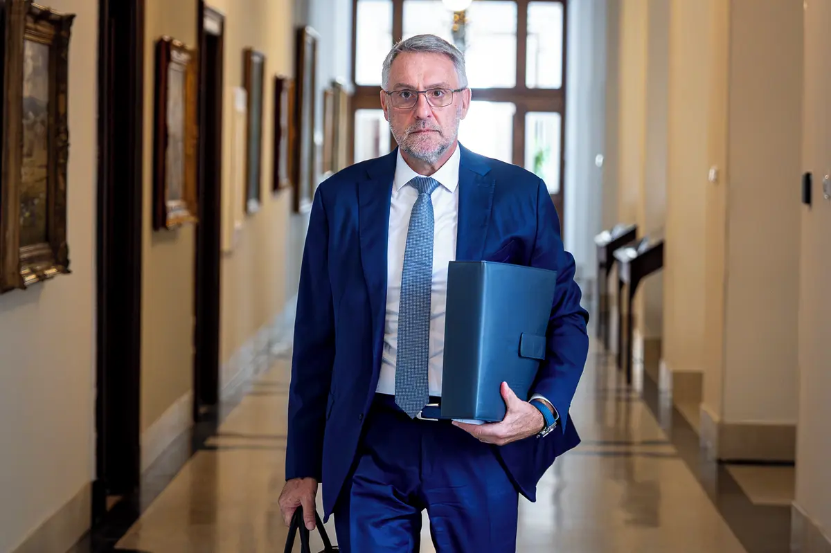 Policistům i hasičům porostou platy, potvrdil Metnar po jednání s odbory