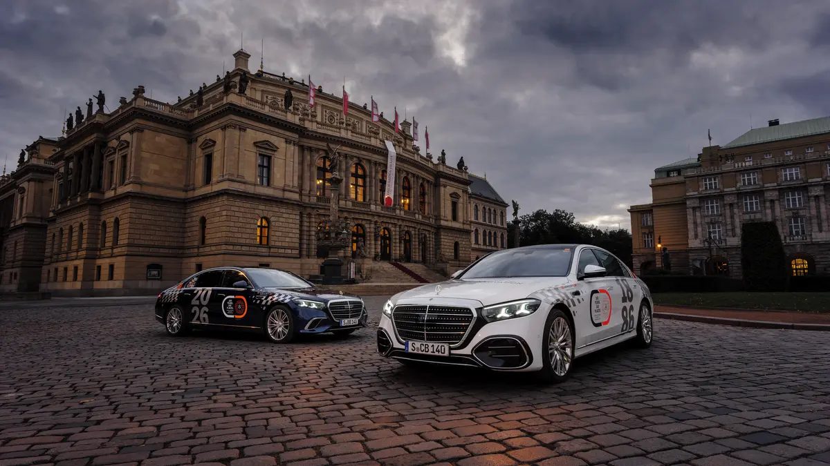 Tři mercedesy objíždějí svět. V Praze se zastavily na cestě dlouhé přes 60 tisíc kilometrů