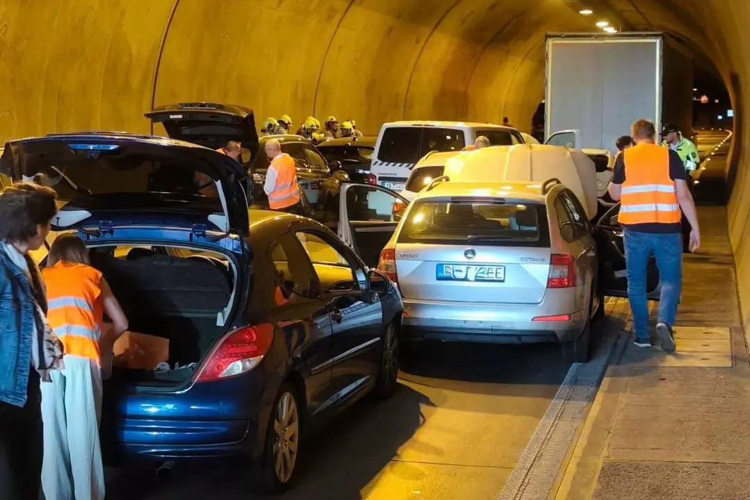 V bratislavském tunelu bouralo 13 osobních aut a kamion